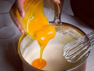 9、半熟芝士,再加入蛋黄