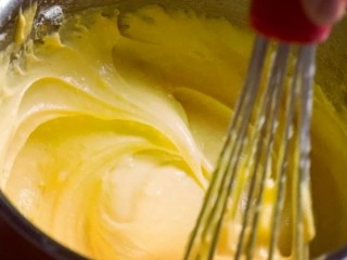 11、半熟芝士,待面糊变得略稠，能划出花纹即停止加热，转移至搅拌盆中