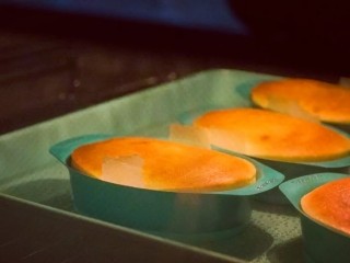 20、半熟芝士,烤箱260度，烤8-10分钟，待表面上色结皮，立刻转150度，开门降温，继续烤约14-15分钟。如果水沸腾则需要释放添水，第一次操作建议别离开烤箱。