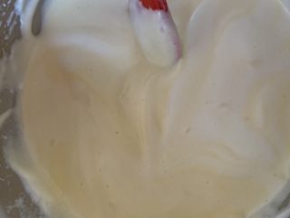 9、方蛋糕????,蛋黄蛋清糊搅拌均匀