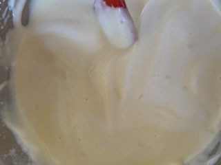 10、方蛋糕????,放剩下的蛋清搅拌均匀