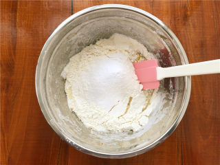 2、柠檬玛德琳甜甜圈,筛入低筋面粉。