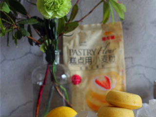 4、柠檬玛德琳甜甜圈,吃起来很清新。