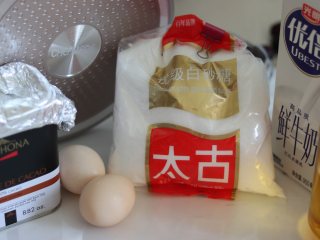 1、巧克力毛巾卷,准备好食材，以及工具，平底锅是学厨8寸的。用了3片饼皮做一个卷，可以做3个毛巾卷+1个班戟。