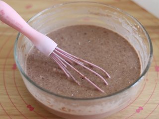 7、巧克力毛巾卷,得到可可面糊，会有一些小面疙瘩在表面。