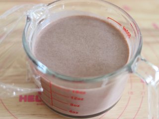 9、巧克力毛巾卷,得到十分细腻的状态，包好保鲜膜，冷藏30分-1小时。