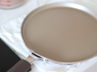 13、巧克力毛巾卷,锅底需要进行冷却，再继续倒入面糊，铺平，小火烙饼的步骤。