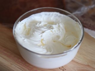 17、巧克力毛巾卷,奶油加入70%-80%的糖打发到比较硬的状态。