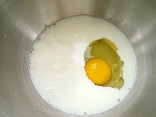 1、牛奶吐司,先将液体食材放入厨师机内