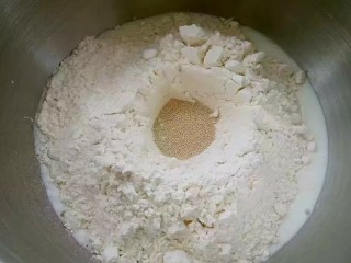 2、牛奶吐司,接着再放入除黄油外的其它食材，酵母放在最上面