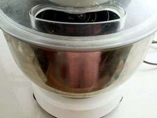 3、牛奶吐司,启动厨师机开始揉面，大约20分钟后加入软化的黄油