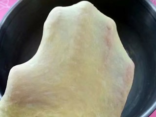 4、牛奶吐司,继续揉至完全扩展阶段，可以拉出手套膜