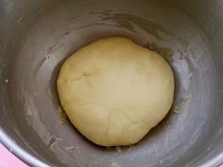 5、牛奶吐司,将面团放进容器中，覆盖保鲜膜放到温暖处进行发酵