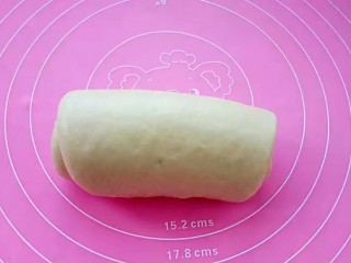 9、牛奶吐司,由上至下轻轻卷起