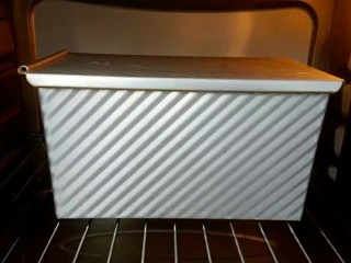 12、牛奶吐司,烤箱上下火200度预热，放入下层烤约40分钟