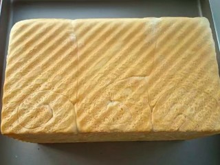 13、牛奶吐司,烤好后取出轻震模具，然后倒出吐司