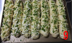 9、香葱芝士条 ,发酵至2倍大，撒马苏里拉芝士，沙拉酱，香葱碎