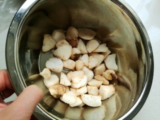 7、脆皮杏鲍菇,晃动盆子把五香粉摇匀。