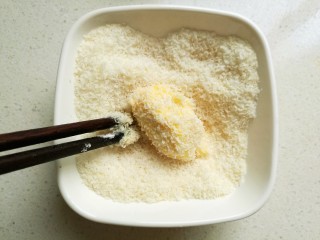 10、脆皮杏鲍菇,裹上一层面包糠。