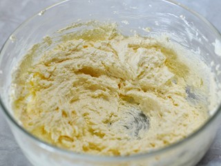 3、香蕉磅蛋糕,用打蛋器打至发白蓬松状态