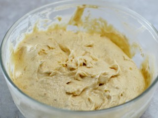 9、香蕉磅蛋糕,翻拌均匀呈无干粉、光泽的面糊