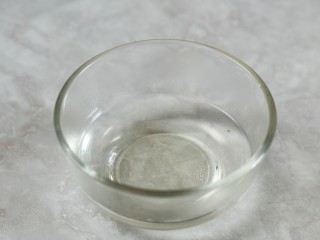 13、香蕉磅蛋糕,制作朗姆糖浆:把糖浆所需食材混合，煮沸冷却备用