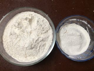 1、蜂蜜小面包,高筋面粉420g、低筋面粉80g称好备用.