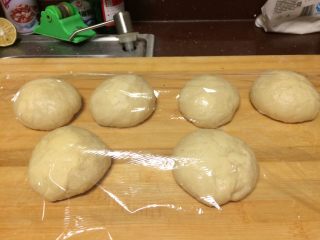 13、蜂蜜小面包,每个大剂子一开二分成两个小剂子，一共分为6个小剂子，每一个揉几下至光滑，全部揉好后盖上保鲜膜静止15分钟