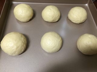 14、蜂蜜小面包,进行二次揉剂子，每一个揉至光滑后，放在不粘烤盘里，送入烤箱内以38度45分钟二次发酵