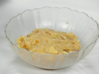 6、愚人节鸡腿蛋糕,将奶油奶酪、黄油和淡奶油搅拌均匀，根据个人口味加入适量的糖做成奶油糖霜。将奶油糖霜一点点的加入到蛋糕碎中，直至可以将蛋糕碎凝聚成团。