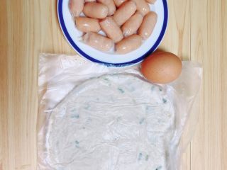 1、葱油飞饼香肠卷,准备好食材。蜜汁香肠、葱油飞饼、鸡蛋。