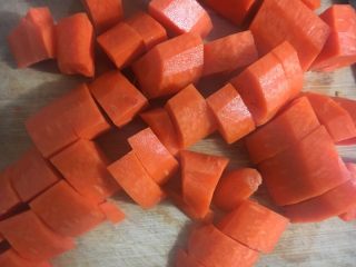 1、向日葵豆沙面包,胡萝卜洗净切成小块