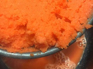 3、向日葵豆沙面包,打成泥状，滤出胡萝卜汁