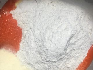 5、向日葵豆沙面包,放入胡萝卜汁110克和全蛋液，然后放面粉、糖、盐、酵母、奶粉