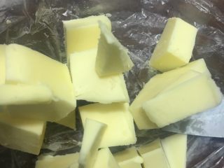 7、向日葵豆沙面包,等揉成面团后，加入软化的黄油