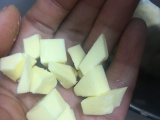 12、向日葵豆沙面包,成团后放入黄油