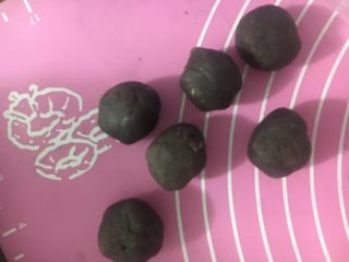 15、向日葵豆沙面包,再准备6个豆沙馅，每个15克左右