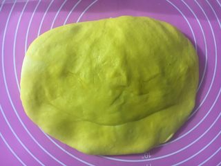 17、向日葵豆沙面包,按压面团排气