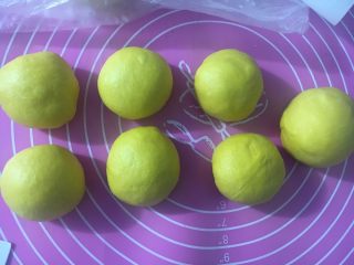 18、向日葵豆沙面包,分成60克的面团6个，多余的备用，松弛15分钟