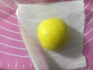 19、向日葵豆沙面包,取一个胡萝卜面团，放在油纸的中央