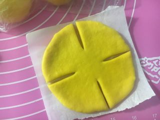 21、向日葵豆沙面包,切4刀平均分成四份