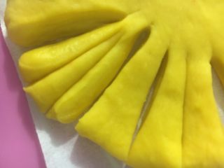 23、向日葵豆沙面包,继续再一小份里分3份