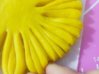 25、向日葵豆沙面包,每3个一组捏合成一个花瓣
