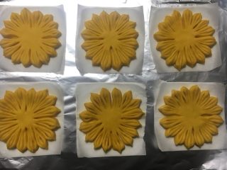 27、向日葵豆沙面包,6个都做好后盖保鲜膜防止变干