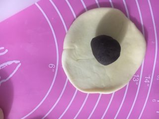 30、向日葵豆沙面包,白色面团擀开，放上一粒豆沙馅儿