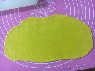 35、向日葵豆沙面包,接着用剩余的胡萝卜面团，擀开成长条状