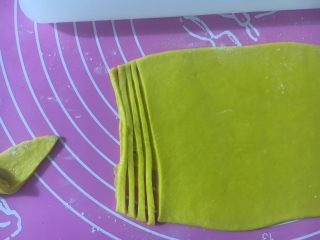 36、向日葵豆沙面包,切成差不多粗细的面条