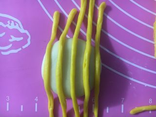 38、向日葵豆沙面包,一条条地放在白色面团上，间距控制好