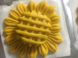 40、向日葵豆沙面包,轻轻按压在花朵上