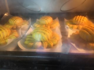 43、向日葵豆沙面包,烤箱170度预热，150度烤25分钟左右，后期可以加盖锡纸防止上色过深